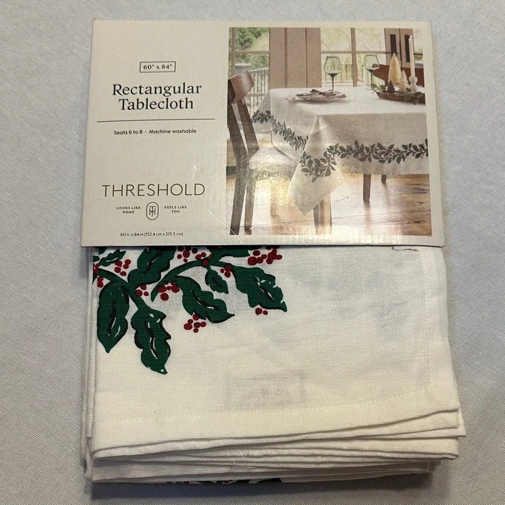 NWT, Gorgeous Threshold Holly Berry Leaf Cotton/Linen Tablecloth 60 x 84 🎄